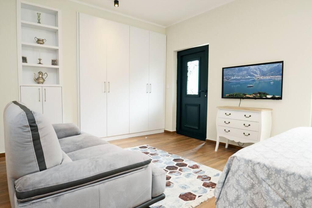Urban Escape For Two In Kotor Apartment Exterior photo