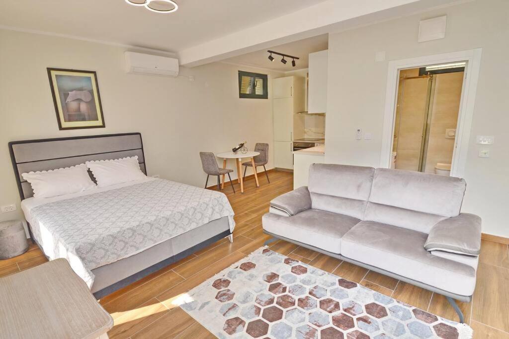 Urban Escape For Two In Kotor Apartment Exterior photo